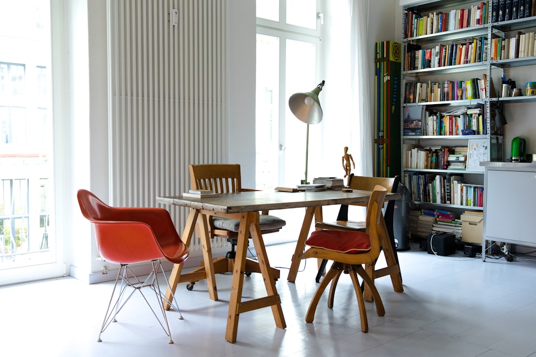 photography-of-brown-wooden-dining-set-near-window-0wvik0b5uwy